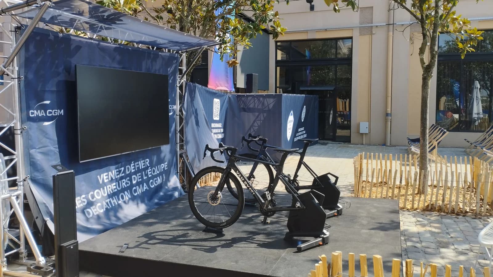 The stand: two connected bikes facing the screen